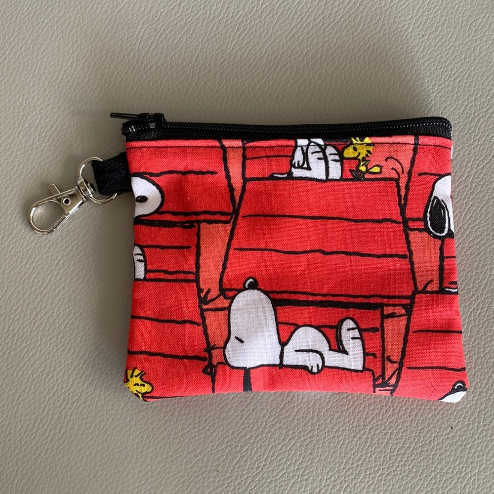 Cute Snoopy zippered coin purse with lobster clasp
